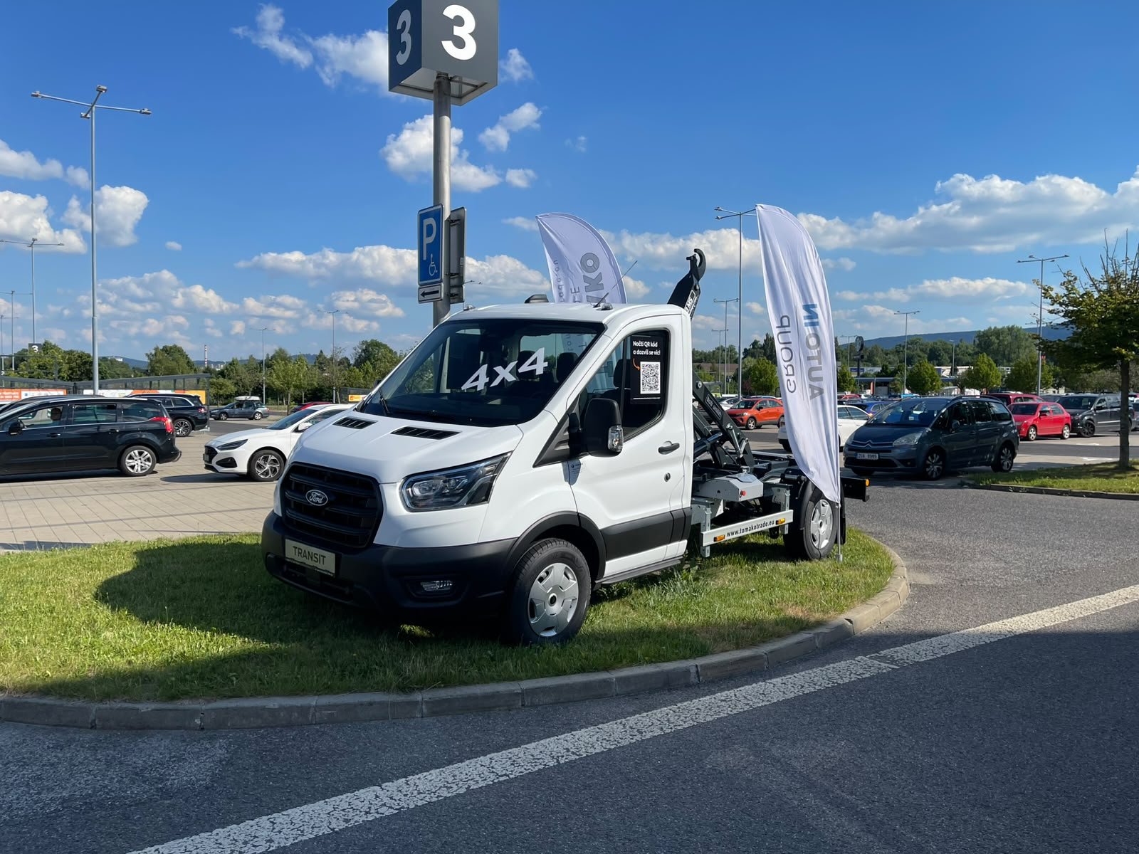 Ford Transit 4x4 s hákovým nosičem vystavený u Globusu Liberec, přední levý pohled