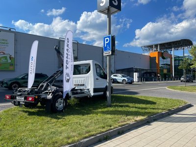 Ford Transit 4x4 s hákovým nosičem u Globusu Liberec, zadní pravý pohled na nástavbu