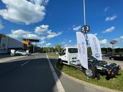 Ford Transit 4x4 s hákovým nosičem u Globusu Liberec, širší zadní pohled